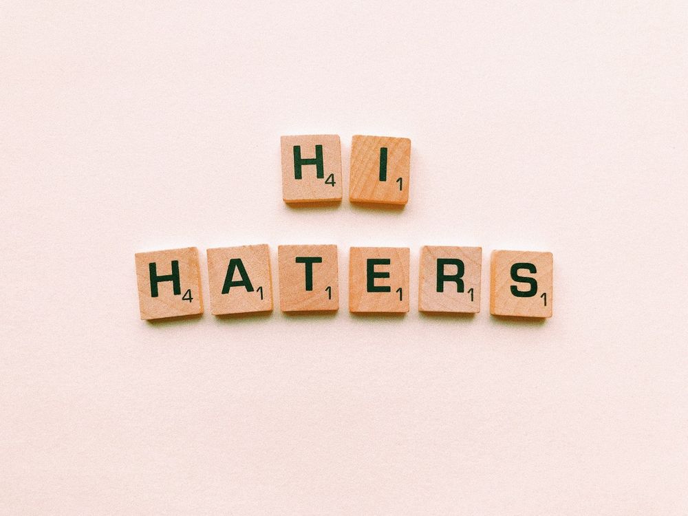 Disposé en lettres provenant du jeu de société Scrabble: "Hi haters", salut les rageux.